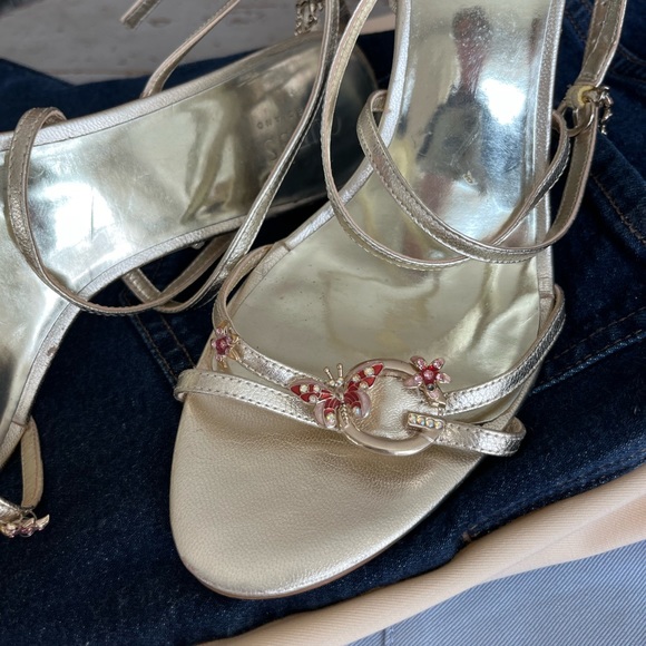 GUESS 4” Stiletto heels. Gold w/Butterfly Red Crystals & Ankle Charm. Elegant. - Picture 6 of 11
